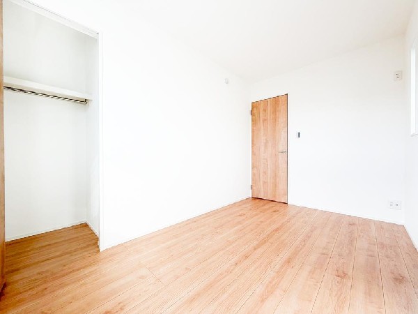 ◇居室◇  居室には収納クローゼットを完備！普段使いのお洋服や小物はもちろん、季節物のお洋服などもしっかりと整理整頓おしまい頂けます。居室空間をより広く隅々までお使いいただけますね。