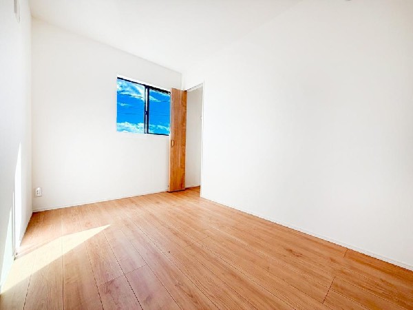 ◇居室◇  日差しを長時間受ける事が出来る暖かいお部屋です。もちろんペアガラスなので、遮音性にも優れ結露も発生しにくい構造。サッシ周りのカビが発生しにくくなりますね。