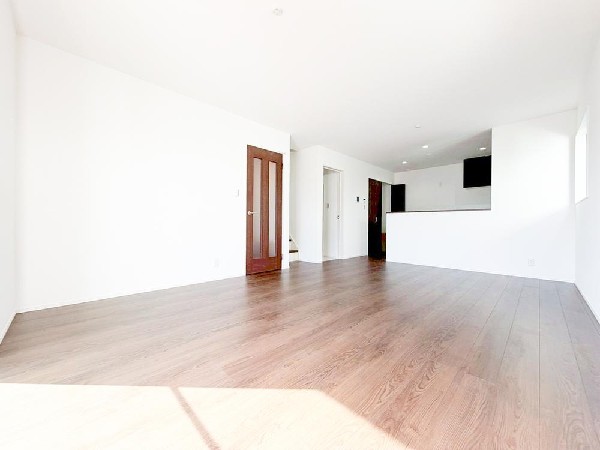 ◇リビング・ダイニング◇  家族と過ごす時間を大切にする方にピッタリのゆとりの住空間です。お子様が元気に走り回っても安心して見守れます。家族の笑い声が今にも目に浮かびそうですね。