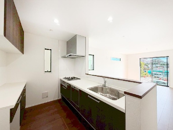 ◇キッチン◇  システムキッチンとコーディネイトされたカップボードもあり、収納力も充分です。また側には可動棚付きのパントリーを備え、食品はもちろん、リビングの収納にも役立ちます。