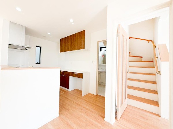 ◇キッチン◇  広々キッチンは収納も大容量。お鍋やフライパン、油や調味料など沢山収納できるスペースを確保しています。キッチンがスッキリすると食事の支度や片付けがはかどります。