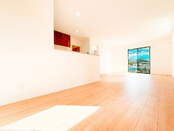 ◇リビング・ダイニング◇  家族だんらんのリビング。家具の配置がしやすい広さを確保しつつ、窓が多い設計は沢山の光が取り込める拘りの間取りです。明るいリビングで寛ぐ新しい生活をスタートさせてみませんか。