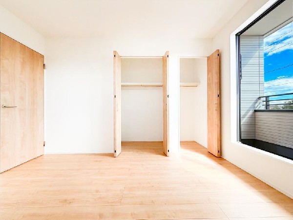 ◇居室◇  光が取り込みやすい2面採光の居室。日当たり良好です。クローゼットを完備し、収納スペースも十分。初めてのお子様にとっての「自分の部屋」。学習デスクやベッドの配置もラクラクです。