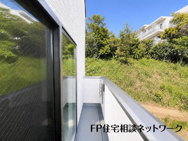 開放的なバルコニーは太陽の温かな温もりをめいっぱい受け止めてくれます。太陽の光と爽やかな風を受けたお洗濯物はあっという間に乾き、取りこむ時には太陽の匂いを感じられそうですね。