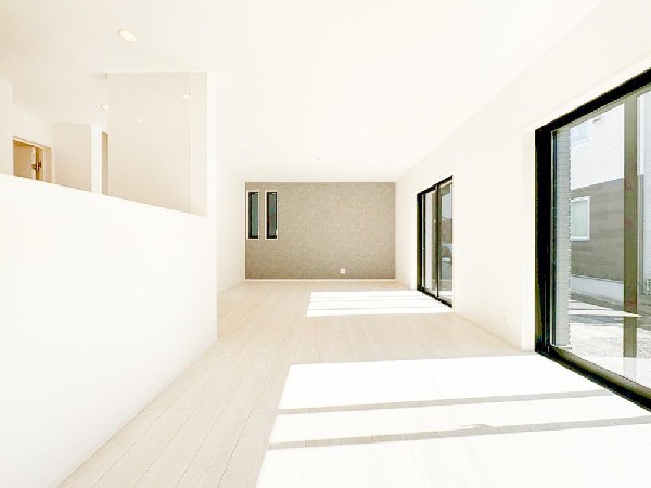 ◇リビング・ダイニング◇2号棟  ご家族が集まるからこそＬＤＫは拘りたいですよね！日光をたっぷりと取りこめるリビングでゆったりと過ごしませんか？