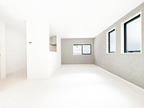 ◇リビング・ダイニング◇3号棟  ソファを置いてゆったり寛げる広さのリビングは、ご家族の憩いの場にぴったり！ダイニングテーブルやソファー、ローテーブル等の家具もしっかりと配置できます。