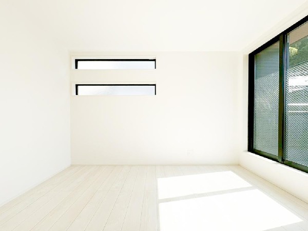 ◇居室◇3号棟  2面採光でお部屋の隅々まで明るい居室。おひさまの光を、爽やかな風をたっぷりと取り込めます。居室内はいつも明るい印象ですので、気持ちの良い朝を迎えられそう。