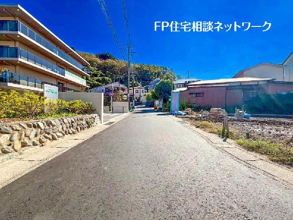 外観:◇前面道路の様子◇  閑静な車通りの少ない道路。お車の出し入れが苦手なママや小さなお子様にも安心ですね。車のすれ違いも問題なくできるので、ストレスなく運転できます！