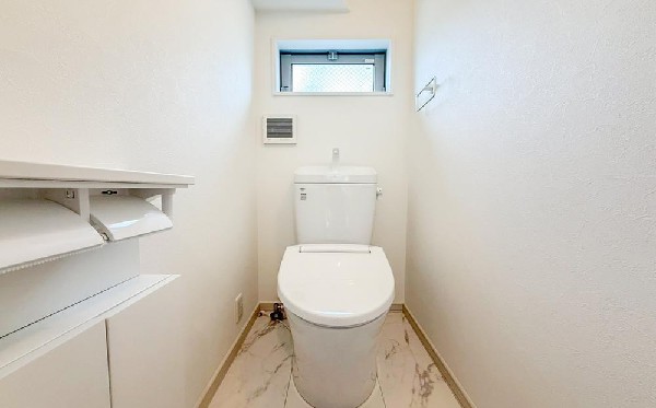 落ち着いた雰囲気のトイレは、清潔さと快適性を両立。収納スペースも確保し、いつでもすっきり心地よく使える空間です。