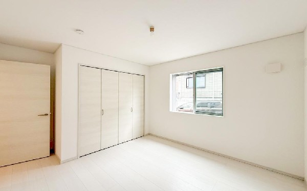 各居室に収納スペースを確保し、見た目もすっきり。限られた空間を最大限に活かした、使い勝手のよい快適な設計です。