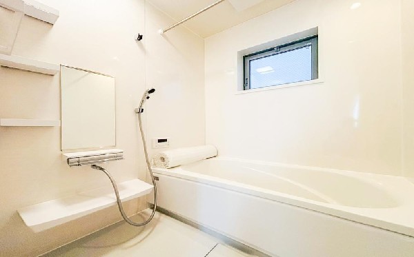一日の疲れを癒すゆったりとした浴室。明るく清潔感のあるユニットバスで、家族みんなが安心してくつろげるリラックス空間です。