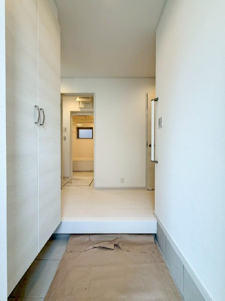 外観:シンプルで上質な玄関は、住まいの第一印象を美しく演出。光と素材感が調和し、帰るたびに心が安らぐ上品なエントランスです。