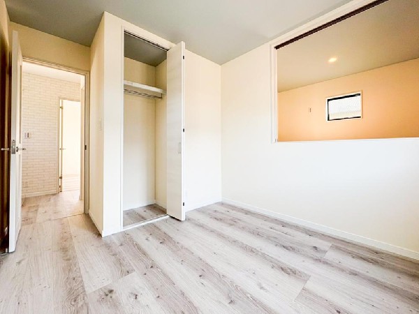 リビング吹抜け上をを生かしたロフトスペースを完備。季節用品や捨てられないご家族の思い出もしっかりと収納できます。居室空間を邪魔しないスペースなので、多趣味で荷物の多いご家族にピッタリ。