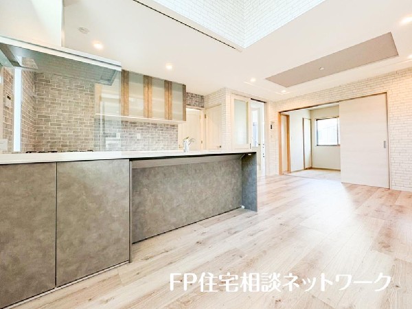 家族と過ごす時間を大切にしたい方にぴったりのゆとりある住空間です。窓からの日差しがリビングの隅々までしっかりと届きます。