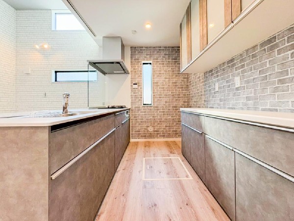 新しいキッチンは食事の支度が捗ります。お手伝いをしてくれるお子様と並びながら準備や片付けが出来るキッチンは、ご家族のコミュニケーションを育む場として活躍します。何気ない時間ですが、大切にしたいですね。