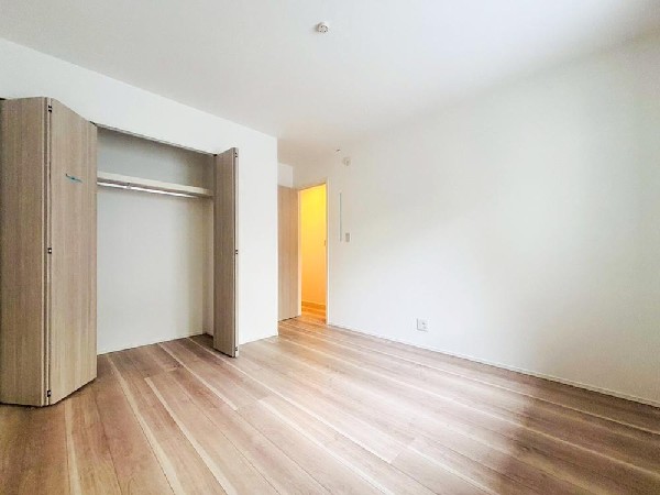 居室には収納クローゼットを完備！普段使いのお洋服や小物はもちろん、季節物のお洋服などもしっかりと整理整頓おしまい頂けます。居室空間をより広く隅々までお使いいただけますね。