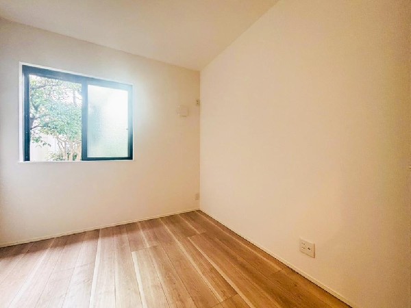 光が沢山取り込める大きな窓。日差しを長時間受ける事が出来る暖かいお部屋です。もちろんペアガラスなので、遮音性に優れ、結露も発生しにくい構造。サッシ周りのカビが発生しにくくなりますね。