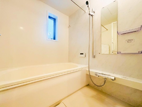 ゆったりとくつろげる広々バス。足までしっかりと伸ばせる浴槽は、心身ともにしっかりと疲れを癒してくれます。お子様とも一緒に浸かれ、ご家族みんなで一緒にバスタイムを楽しめますね♪