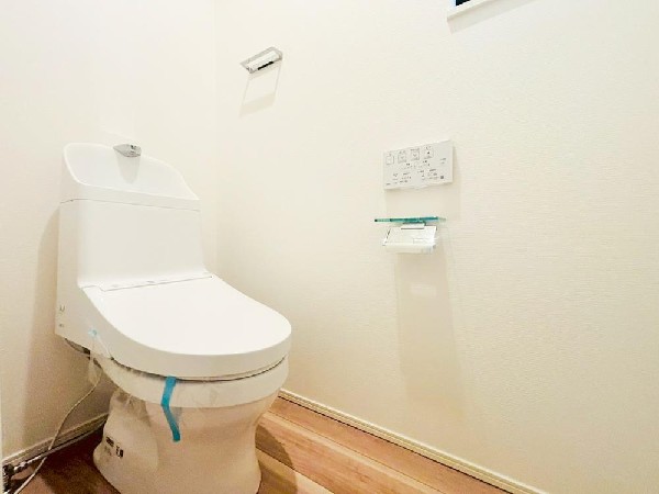 スッキリとしたデザインのトイレは明かり取りの窓からも光が取り込まれ日中は電気を消していてもご使用いただける明るさとなっております。