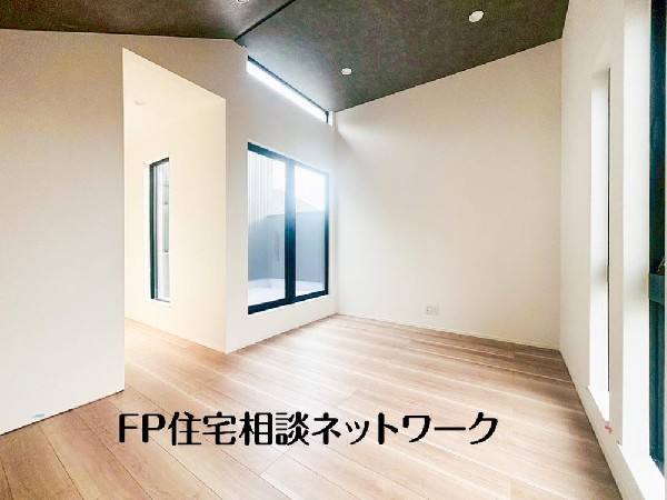 オープンでのびやかな空間を生み出す、こだわりの広がりとゆとり。家族と過ごす時間を大切にしたい方にぴったりの明るくゆとりある住空間です。窓からの日差しがリビングの隅々までしっかりと届きます！