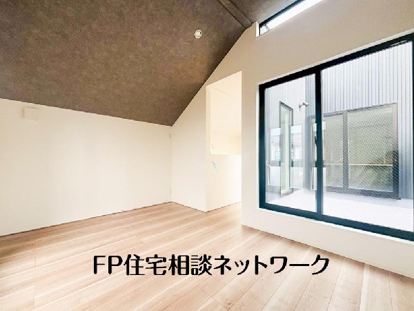 大切なご家族が集まるＬＤＫはこだわりたいですね！休日はおひさまの光をたっぷりと取りこめるリビングでゆったりと過ごしませんか？子供たちが元気に笑いながら走り回っている姿が目に浮かぶ空間です。