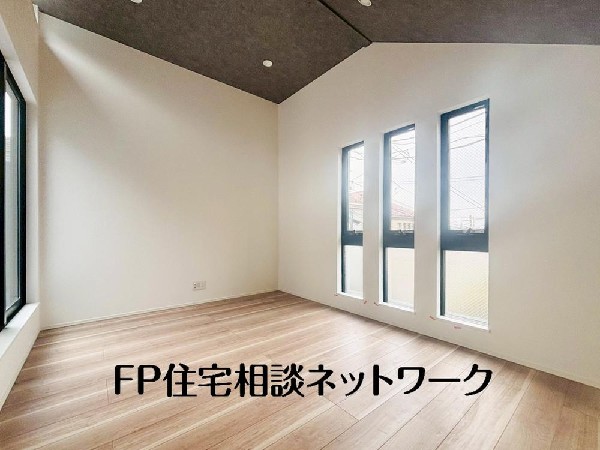 ご家族が集まるからこそＬＤＫは拘りたいですよね！日光をたっぷりと取りこめるリビングでゆったりと過ごしませんか？子供たちが元気に笑いながら走り回っている姿が目に浮かぶ空間です。