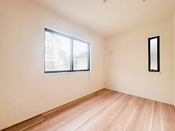 開放感のある2階の居室は日当りもよく日中は明るい日差しが射し込みます。また、道路からの目線も気になりにくいのでプライバシーも守られやすいですね。