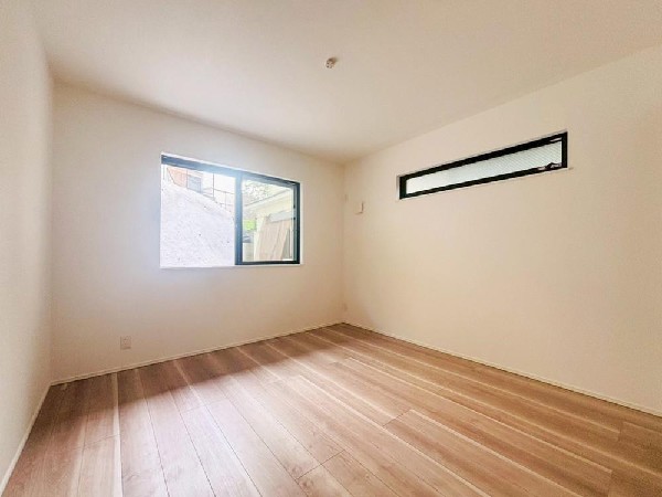 光が取り込みやすい2面採光の居室。日当たり良好です。クローゼットを完備し、収納スペースも十分。初めてのお子様にとっての「自分の部屋」。学習デスクやベッドの配置もラクラクです。