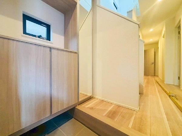 外観:気持ちの良い一日の始まりは笑顔でスタートしたいですよね。玄関ホールがスッキリ広々としていると帰る時も出ていく時も気持ちが良いものです！