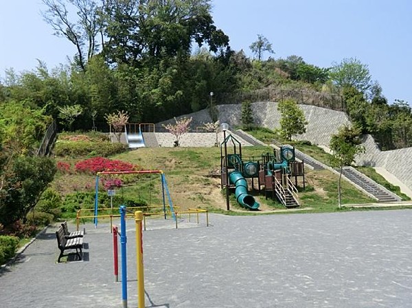 周辺環境:小菅ヶ谷石神公園(小菅ヶ谷石神公園まで300m)