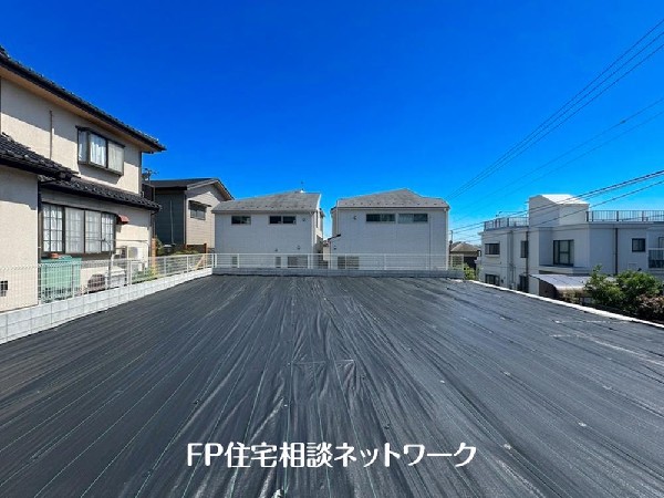 外観:第一種低層住居専用地域の良好な住環境が保たれたエリア。低層の一戸建てを中心とした街並みが整然と続き、周辺は高い建物が建っていないので、採光や開放性に恵まれています。