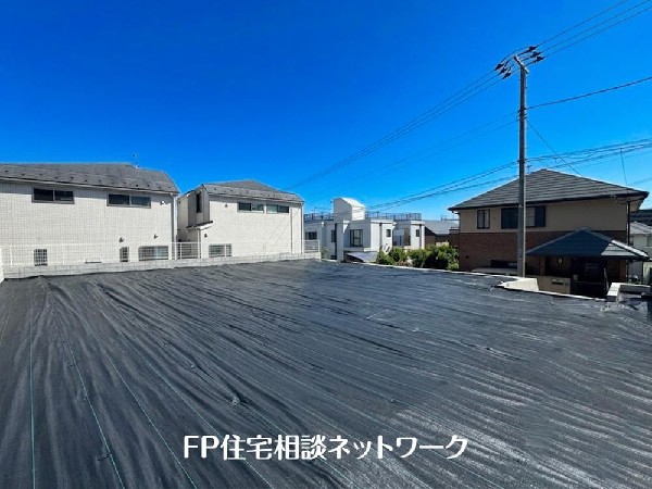 外観:第一種低層住居専用地域の良好な住環境が保たれたエリア。低層の一戸建てを中心とした街並みが整然と続き、周辺は高い建物が建っていないので、採光や開放性に恵まれています。