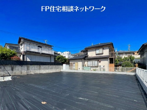 外観:第一種低層住居専用地域の良好な住環境が保たれたエリア。低層の一戸建てを中心とした街並みが整然と続き、周辺は高い建物が建っていないので、採光や開放性に恵まれています。