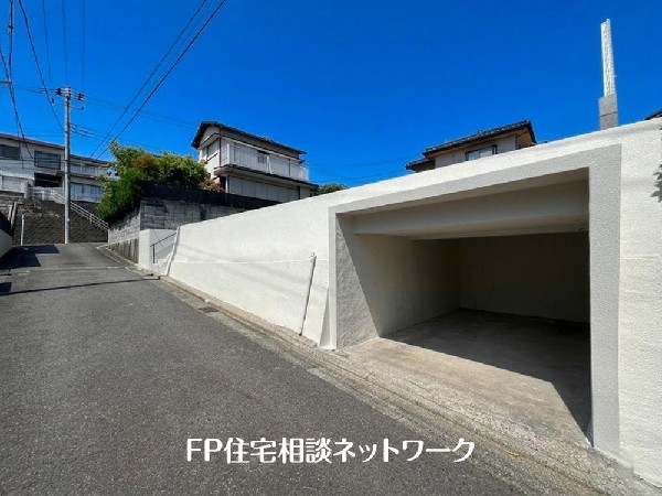 外観:前面道路は車通りの少ない道路。段差もなくお車の出し入れが苦手な方も駐車しやすそうです。
