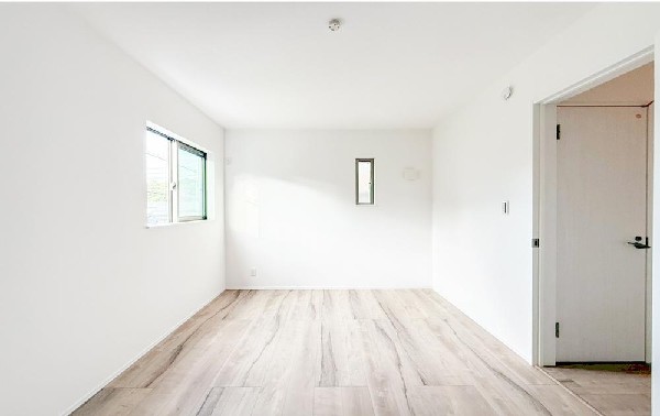 光が取り込みやすい2面採光の居室。日当たり良好です。クローゼットを完備し、収納スペースも十分。初めてのお子様にとっての「自分の部屋」。学習デスクやベッドの配置もラクラクです。