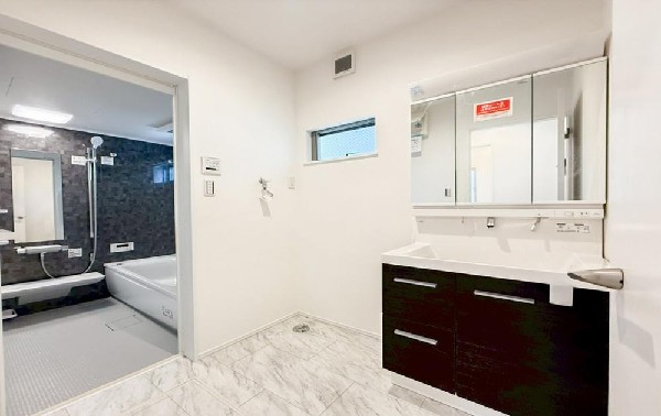 ゆとりのある洗面スペースで、朝の身支度やお掃除・片付けも快適スムーズです。３面鏡で髪のセットやお化粧もストレスなくこなせ、朝から気分良く通勤通学に向かえそうですね！