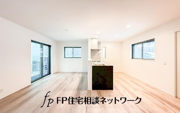 大切なご家族が集まるＬＤＫはこだわりたいですね！休日はおひさまの光をたっぷりと取りこめるリビングでゆったりと過ごしませんか？子供たちが元気に笑いながら走り回っている姿が目に浮かぶ空間です。