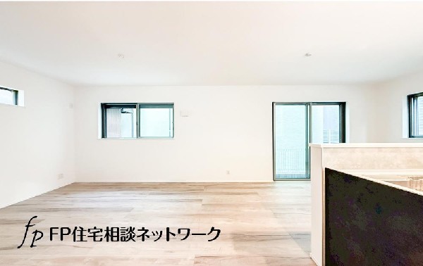 オープンでのびやかな空間を生み出す、こだわりの広がりとゆとり。家族と過ごす時間を大切にしたい方にぴったりの明るくゆとりある住空間です。窓からの日差しがリビングの隅々までしっかりと届きます！