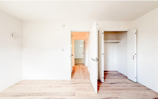 日差しを長時間受ける事が出来る暖かいお部屋です。もちろんペアガラスなので、遮音性にも優れ結露も発生しにくい構造。サッシ周りのカビが発生しにくくなりますね。