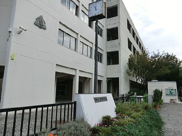 周辺環境:横浜市立蒔田中学校