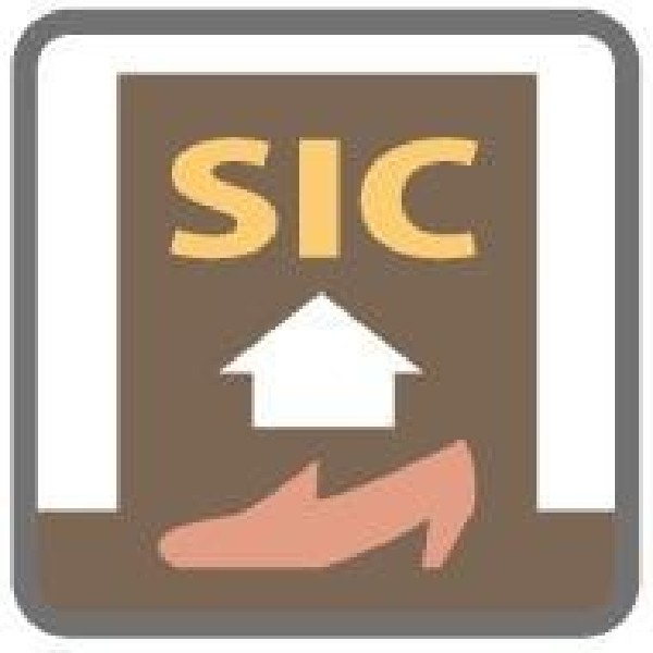 ◆シューズインクローク◆  大容量のシューズインクロークが嬉しい住まい。ご家族全員の靴はもちろん、お子様のおもちゃやベビーカー、ゴルフバック、洗車用品などスッキリまとめて収納できます。