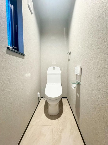 洗浄機能付き便座を標準装備。便座保温機能もあるので寒い季節も安心です。