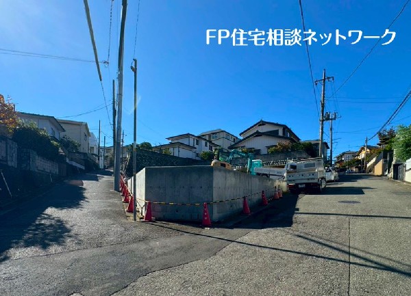 外観:前面道路は幅6.9ｍと4.6ｍの公道。現地でこの開放感をご体感下さい♪