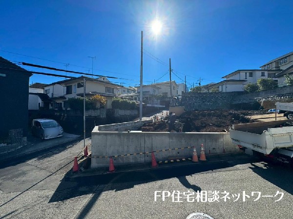 外観:日当たりが良く開放感のある角地です。 2方向から光や風を取り込めるため、明るく快適な住まいが実現！角地は2方向どちらにも玄関を設けられるため、間取りの自由度が高い点も魅力です。