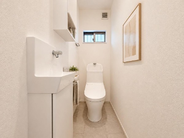 スッキリとしたデザインのトイレは明かり取りの窓からも光が取り込まれ日中は電気を消していてもご使用いただける明るさとなっております。