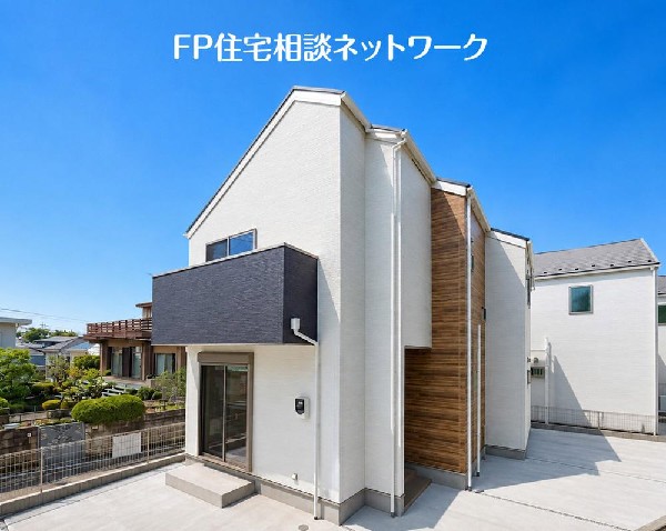 外観:良好な住環境が保たれたエリア。低層の一戸建を中心とした街並みが整然と続き周辺は高い建物が建っておらず、採光や開放性に恵まれ、空が広く緑の多い閑静な趣を感じる環境です。