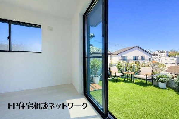 開放的なバルコニーは太陽の温かな温もりをめいっぱい受け止めてくれます。太陽の光と爽やかな風を受けたお洗濯物はあっという間に乾き、取りこむ時には太陽の匂いを感じられそうですね。