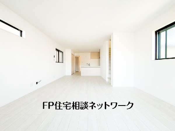 ご家族が集まるからこそＬＤＫは拘りたいですよね！日光をたっぷりと取りこめるリビングでゆったりと過ごしませんか？子供たちが元気に笑いながら走り回っている姿が目に浮かぶ空間です。