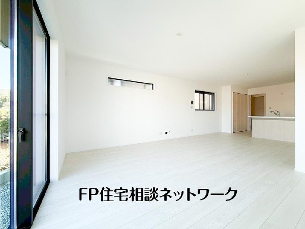 家族と過ごす時間を大切にする方にピッタリのゆとりの住空間です。お子様が元気に走り回っても安心して見守れます。家族の笑い声が今にも目に浮かびそうですね。