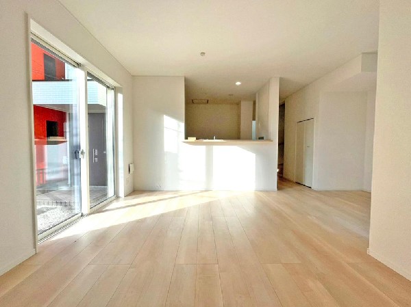 窓をあけるとすがすがしい空気が肌をひきしめる朝。鳥たちのさえずりが「おはよう」のあいさつに聞こえる。大好きなオムライスとコーヒーの香りにゆっくりと笑顔に変わっていく時間。